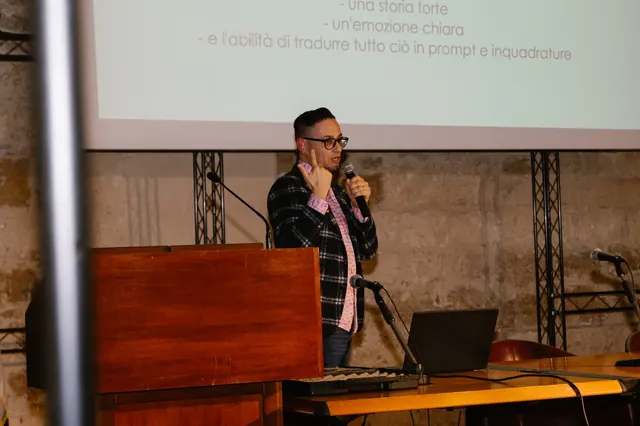 Thomas Bandini al podio del Marketing Lab, con lo schermo delle slide alle spalle