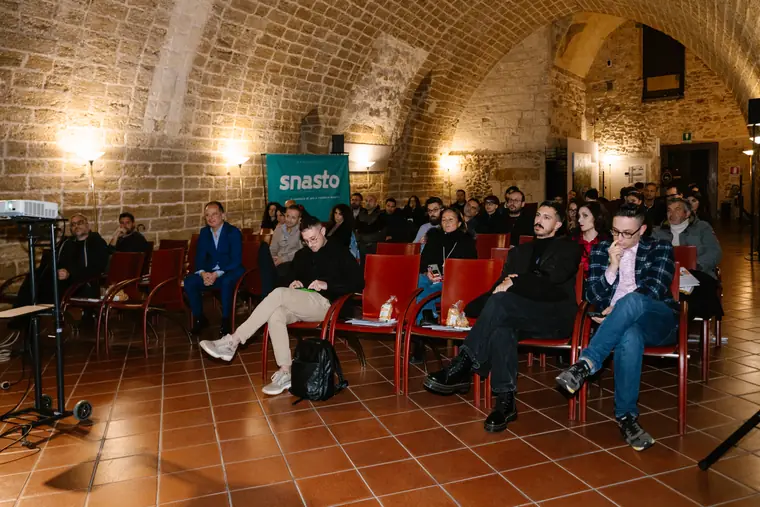La sala del Castello Normanno-Svevo di Mesagne durante il Marketing Lab, con il banner Snasto e il pubblico seduto