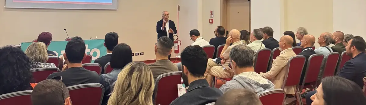 La platea di «Vendere con Precisione» all'Hilton Garden Inn di Lecce, vista dall'ultima fila