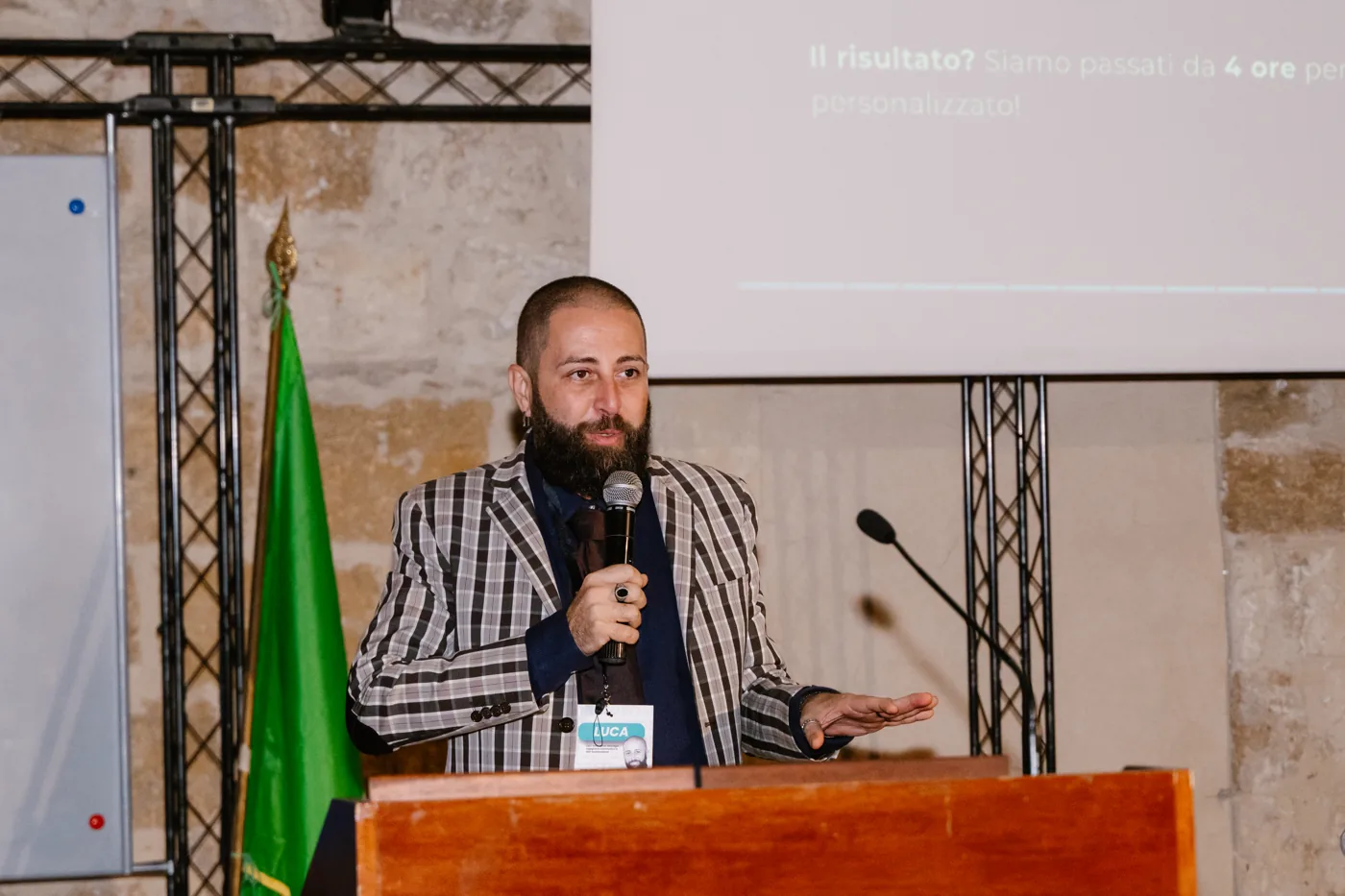 Luca Miacola sul palco di un evento Snasto