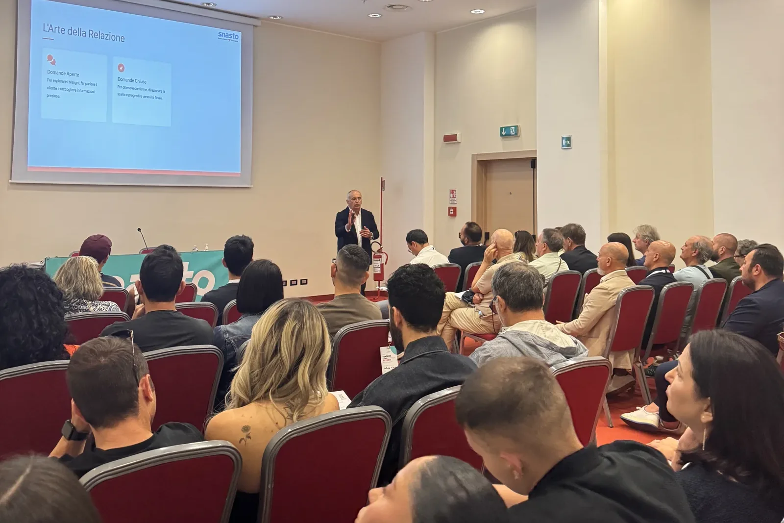 La sala piena durante un workshop di formazione Snasto