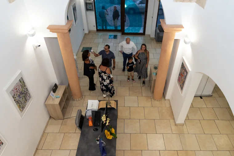 Casa Snasto vista dal soppalco durante l'inaugurazione