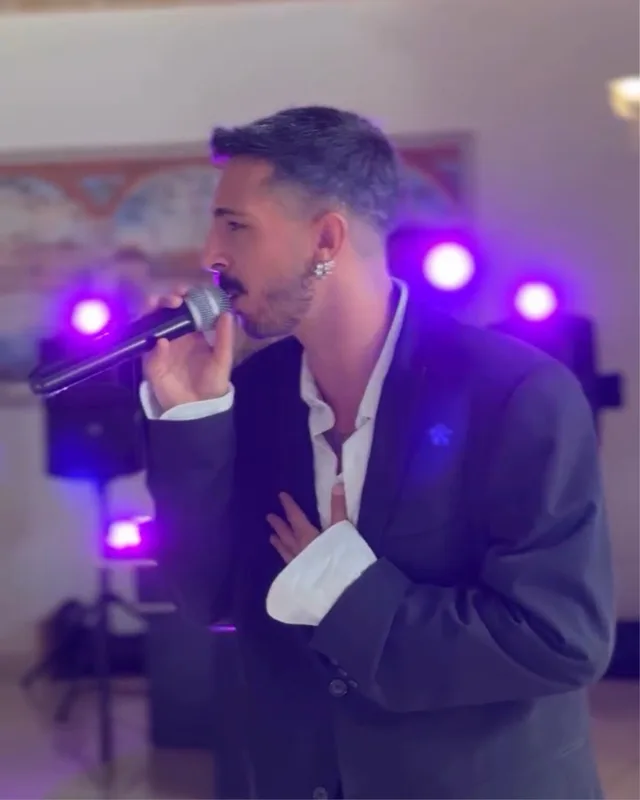 Samuel Paolo Minelli mentre canta